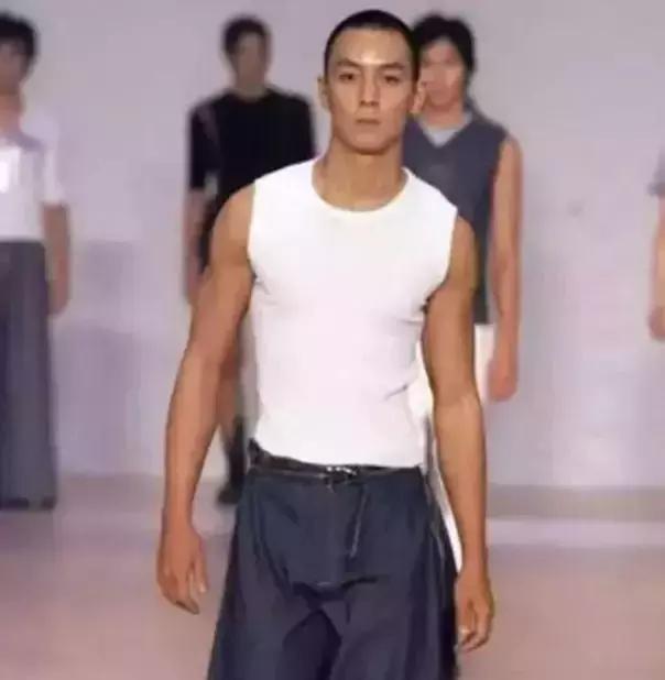 吴彦祖秃顶变苏大强版照片,吴彦祖老态尽显撞脸苏大强