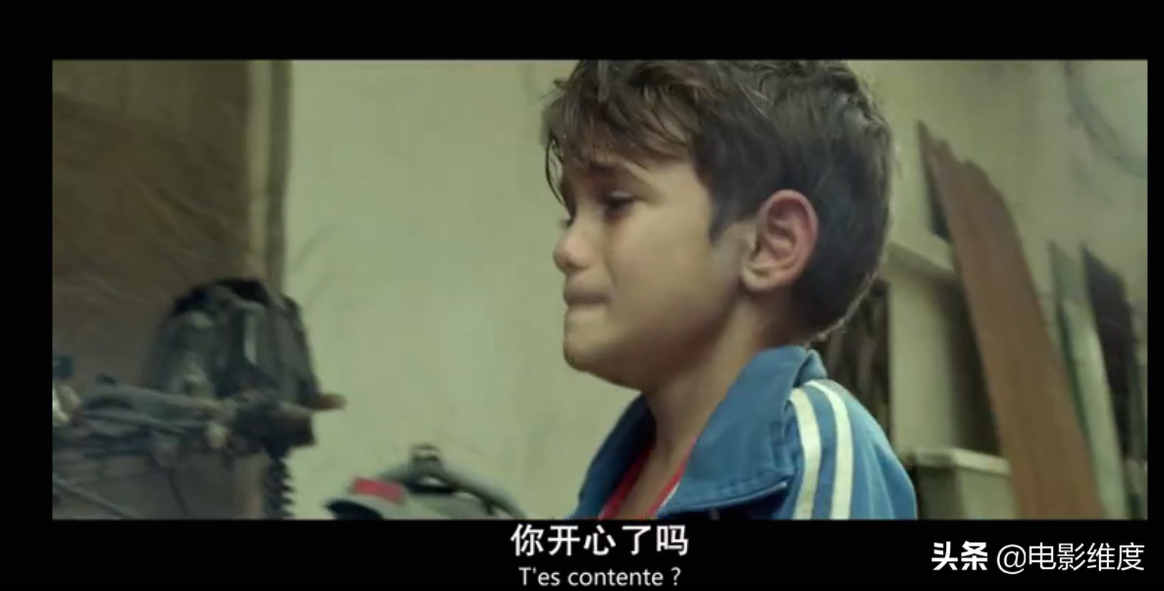 12岁男孩扎因在贫民窟挣扎求生，最后起诉父母生而不养！