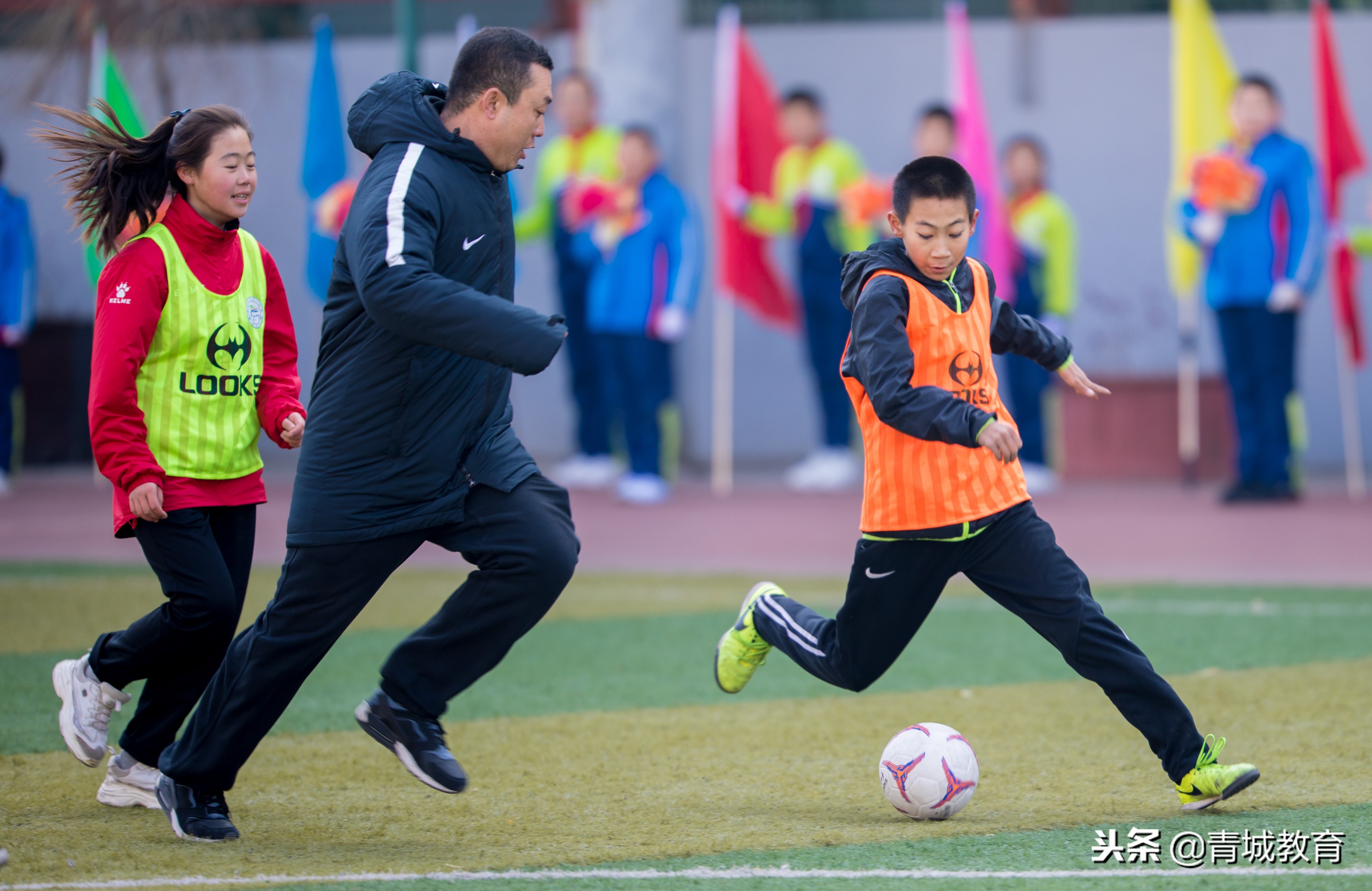 小学足球联赛拉开序幕,下南街小学第五届足球联赛开幕式