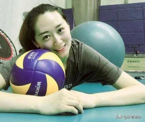 她是排球女神，因“隐私部位”纹身被迫退役，如今27岁仍单身