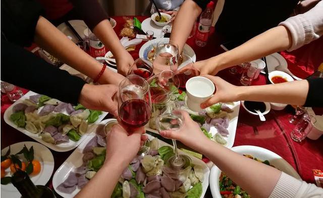 同学聚会中途偷偷买单,同学聚会大家抢着买单尴尬局面