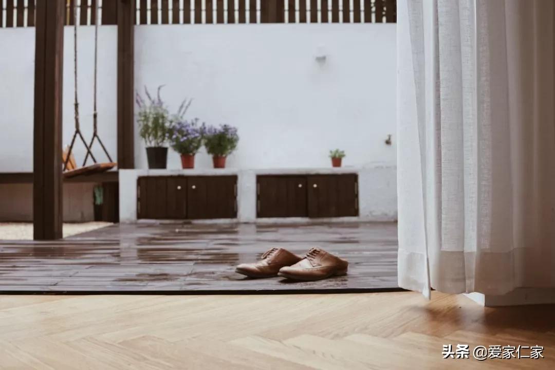 她买下32㎡上海老旧学区房，为女儿打造小桃园，20㎡超舒适大庭院