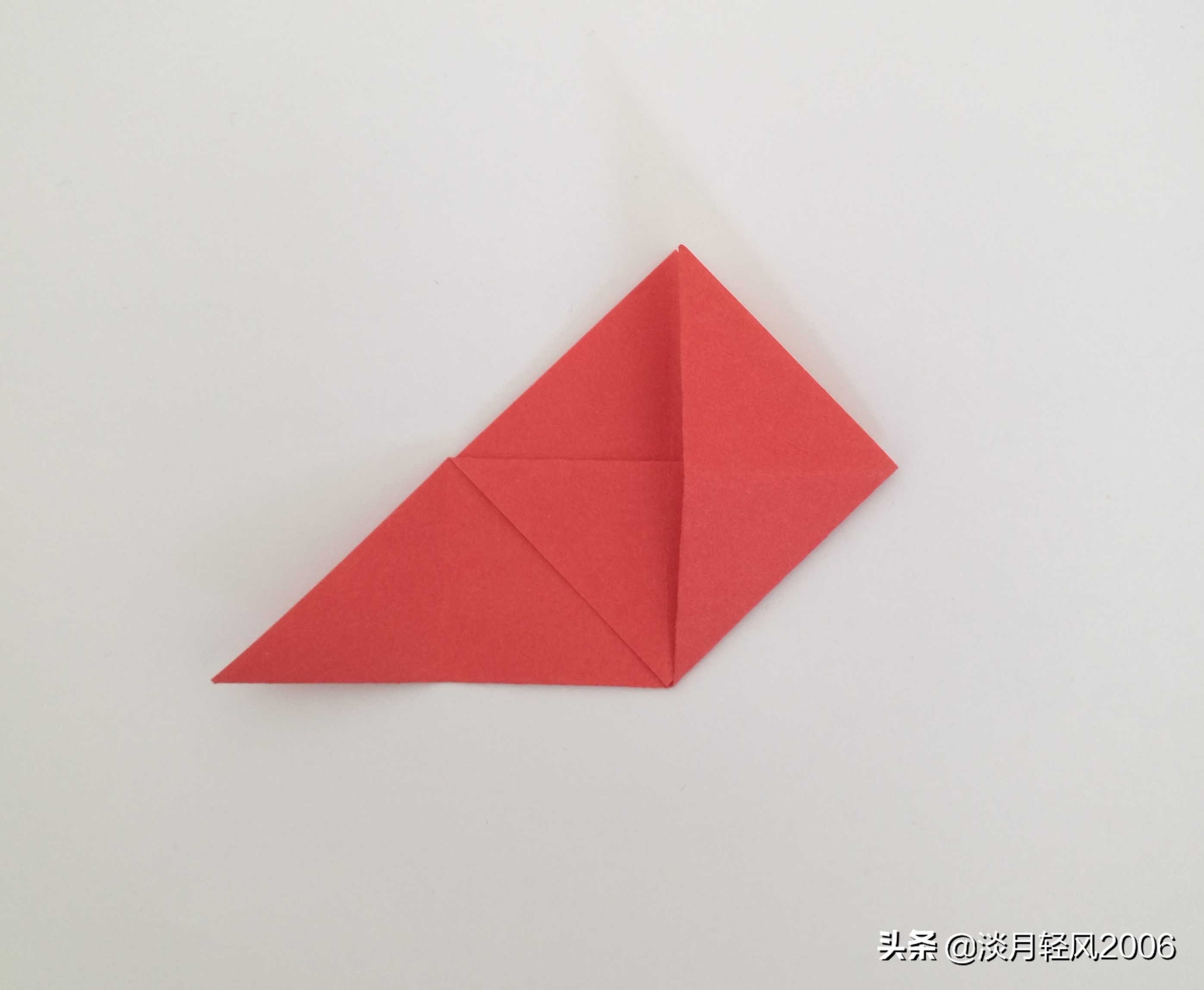 简单有趣的卡纸折心,小孩子拿卡纸折爱心