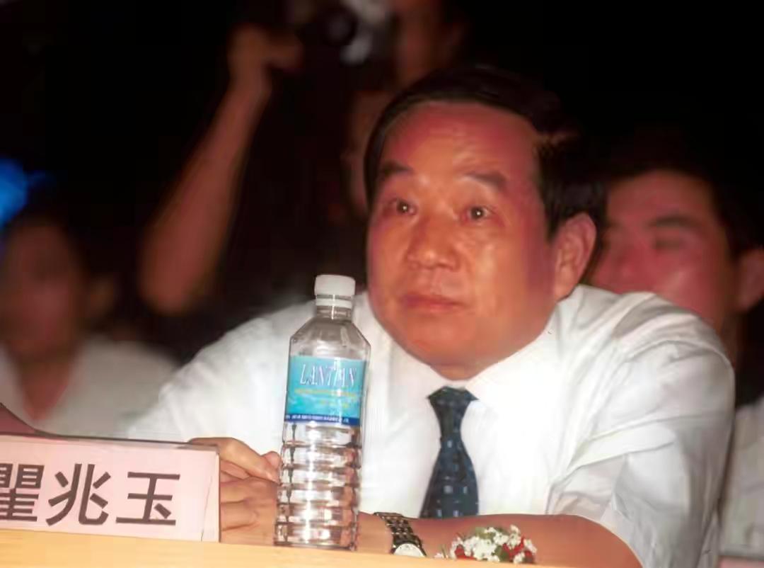 穷小子进城创业被骗,穷小子经商回家竟拿出100万