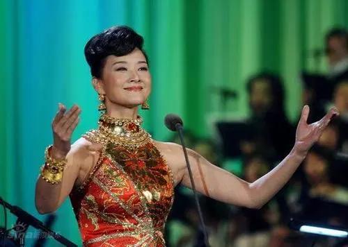 还记得唱《辣妹子》的*祖英宋**吗,她如今过得怎么样?