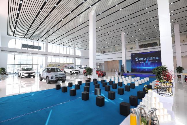 吉聚星店共迎未来吉利浐灞国利店试营业暨车主交车仪式举办