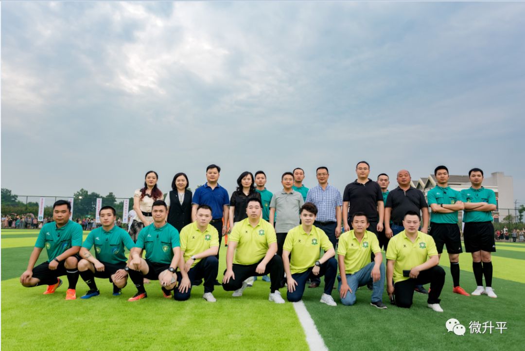 建在沙漠里的足球场,天然草坪足球场在哪里