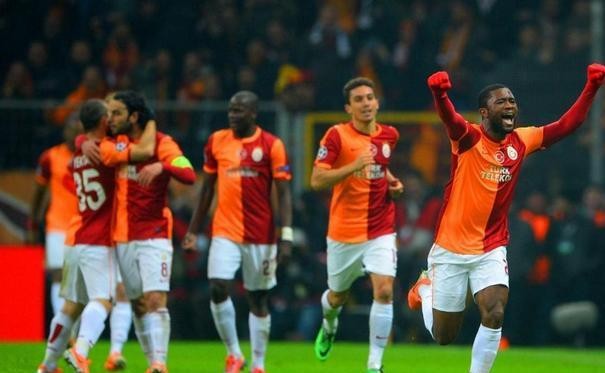 球场演戏？欧联杯诡异进球：后卫和门将演绎“扣篮式”乌龙