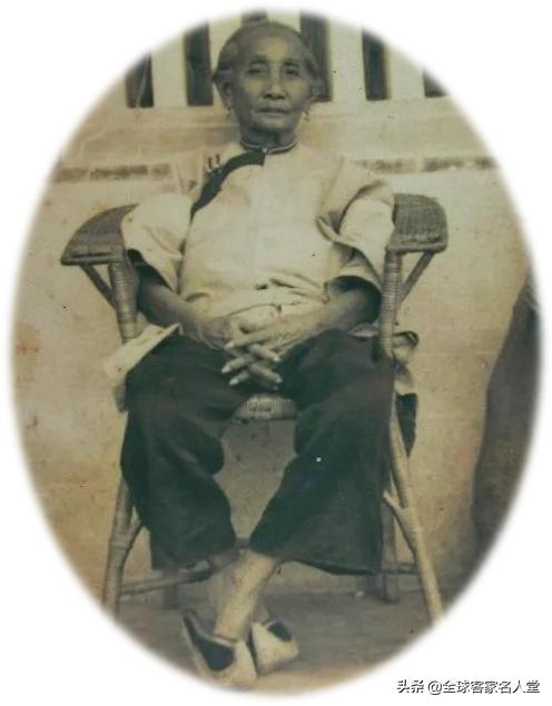 客家风格的衣服,外国人喜欢古代的服装