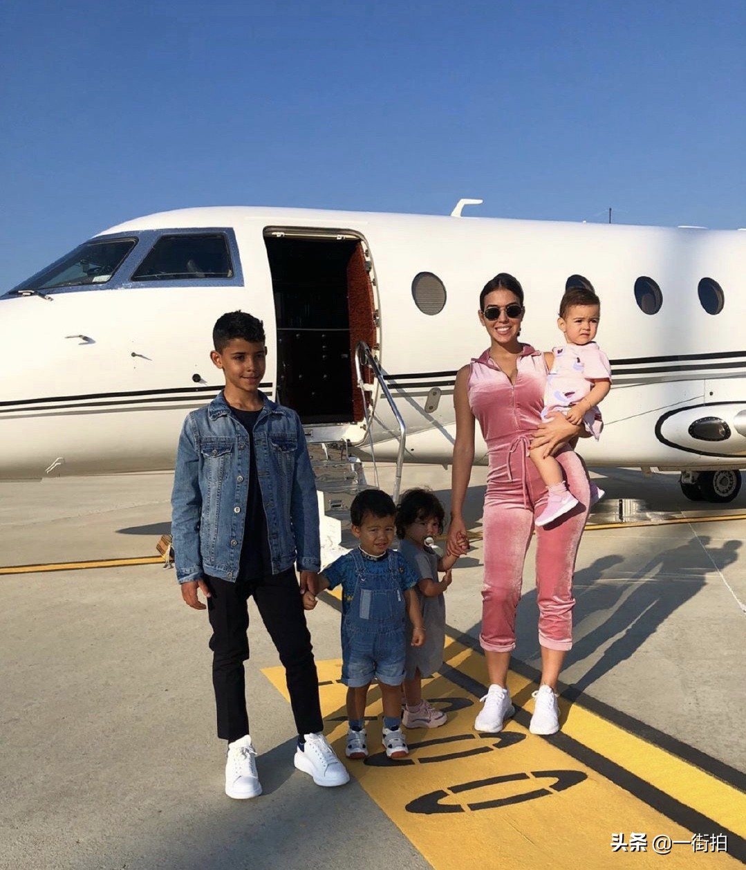 C罗“贫民女友”乔治娜太惊艳！穿V领礼服不用首饰点缀也美的自信