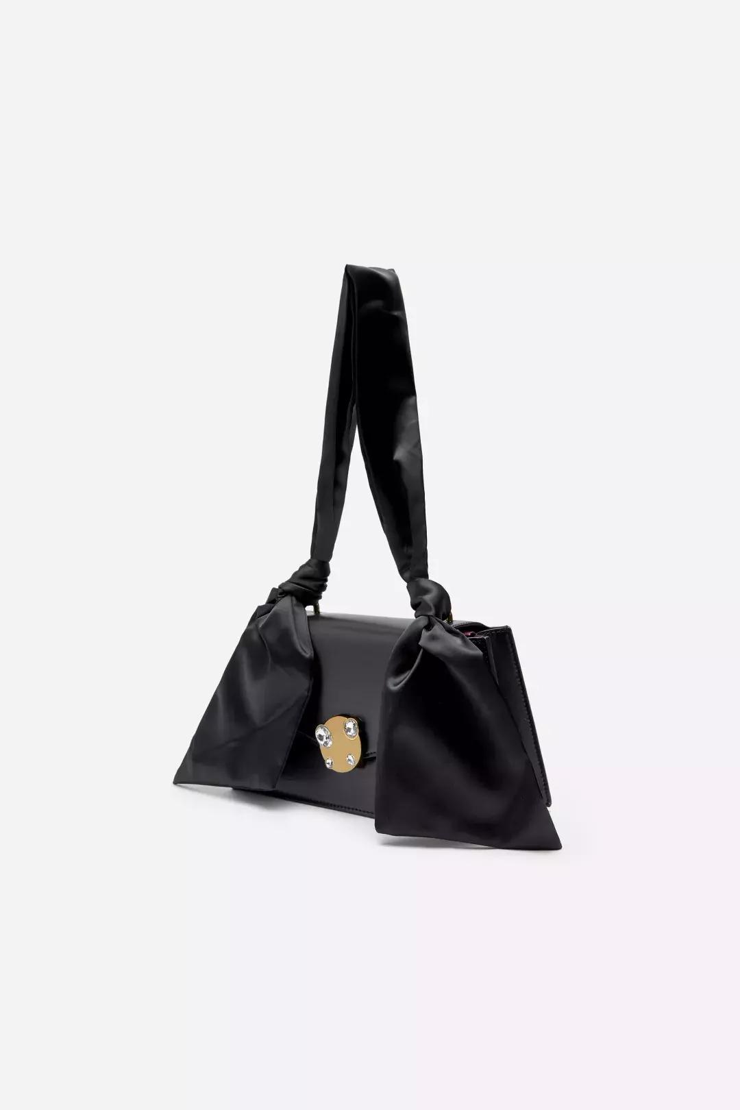 奶奶都嫌丑的包被Jennie背过后，有半个地球的时尚博主疯狂求同款