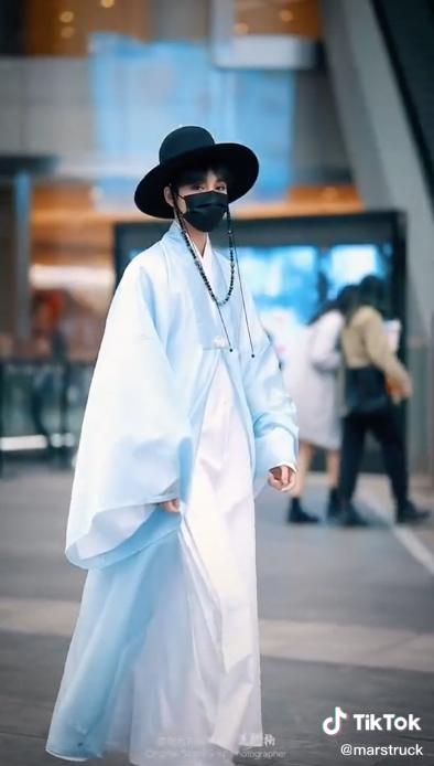 中国街拍让外国人震撼的视频,让外国人惊艳的穿着中国街拍