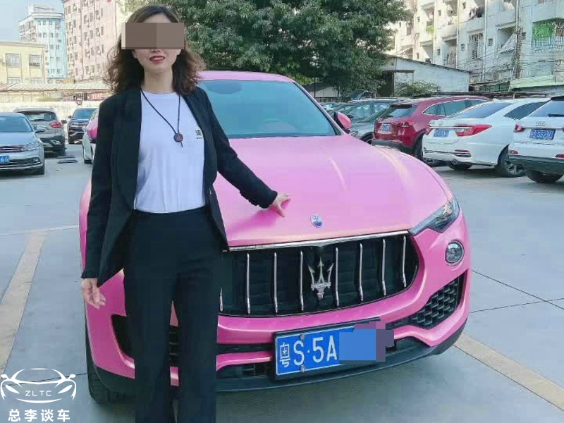 一辆粉色玛莎拉蒂，几十个微商拍不停，最后终于穿帮了