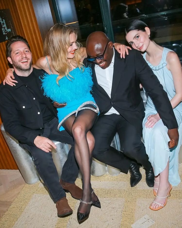 LV太子妃罕见秀性感！蓝色羽毛裙配黑*袜丝**太迷人，哪像生过5个娃