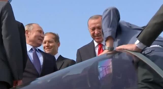 普京和土耳其埃尔多安看航展,普京参观俄新隐身战机