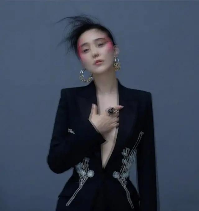 范冰冰穿深v白西装秀身材,范冰冰穿西装大背头照片