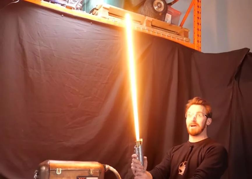 美国小伙创造激光剑,美国人发明的激光剑