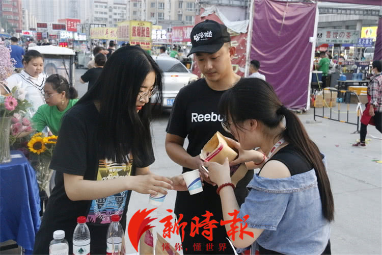 新时报3名美女记者体验夜市摆摊，挖到第一手“赚钱秘笈”