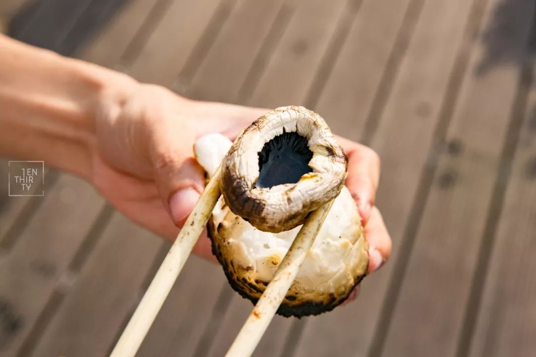 趁着午休两小时，他们在天台上组了个jió盆烤肉趴