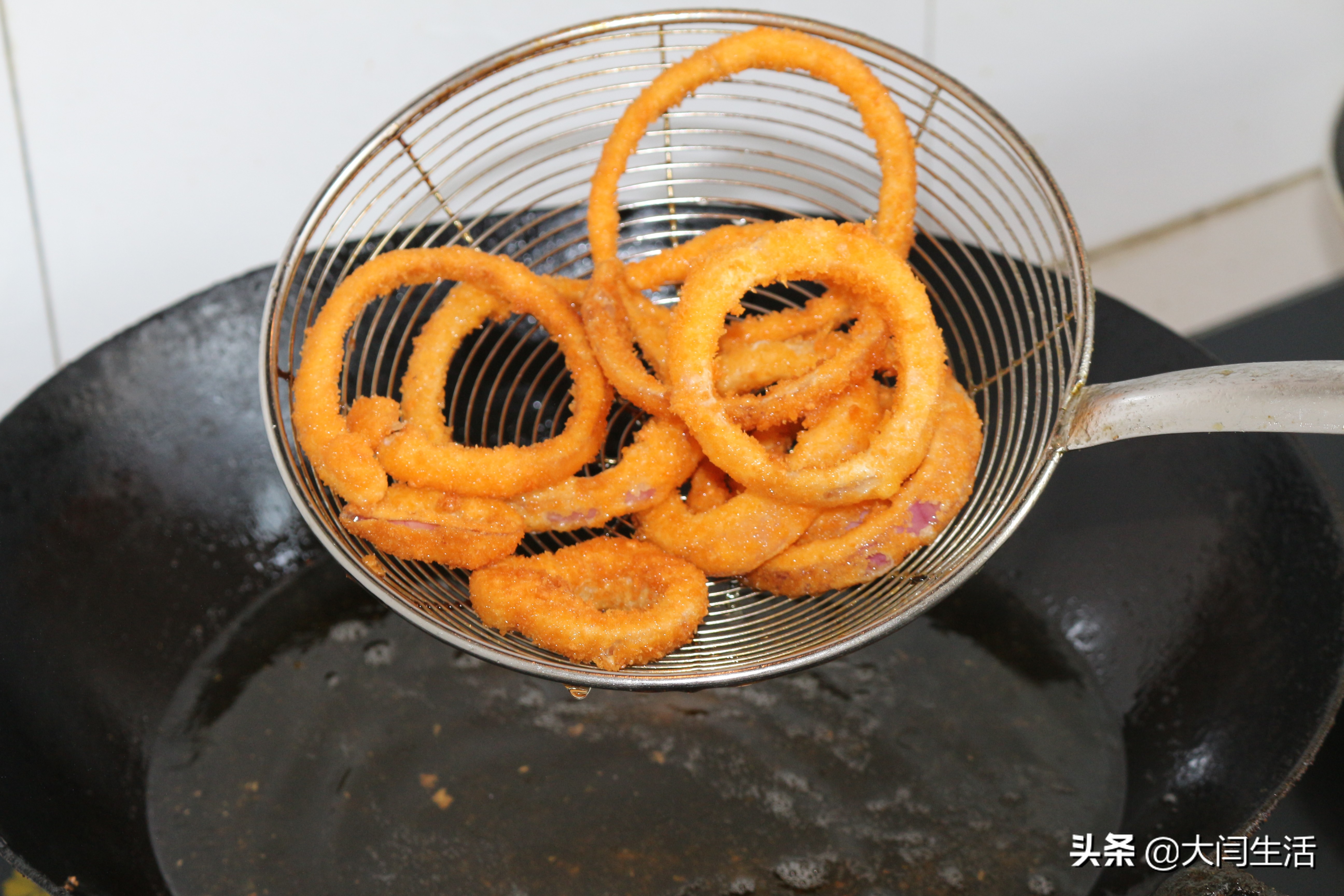 洋葱圈撒孜然还是蘸着番茄酱吃,炸洋葱圈热油还是凉油