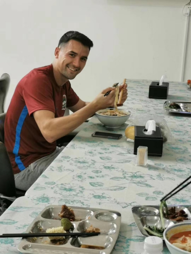 建业足球中外队员在郑州中牟基地，也能吃上一碗地道的羊肉烩面了