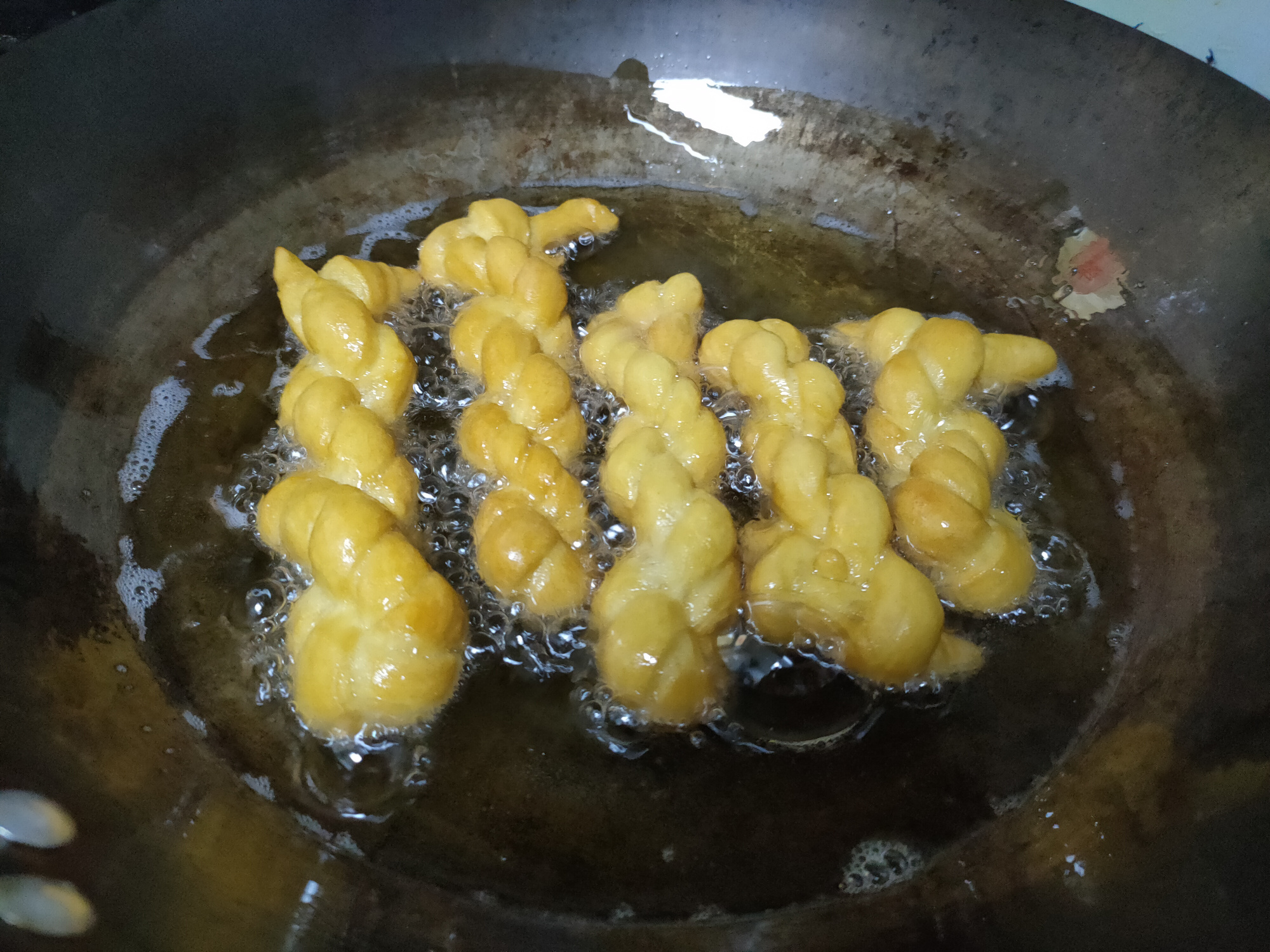 炸麻花加了泡打粉是脆的还酥的,家庭炸麻花不用酵母粉不用泡打粉