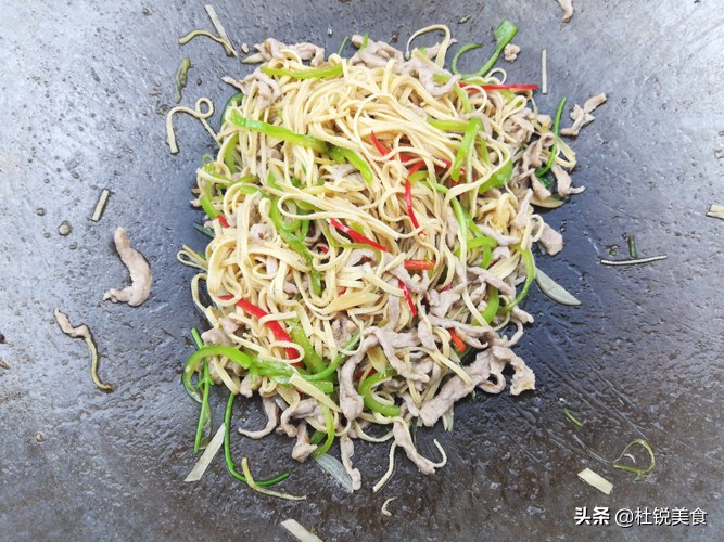 家里炒肉丝怎么不粘锅,炒肉丝如何不柴不干