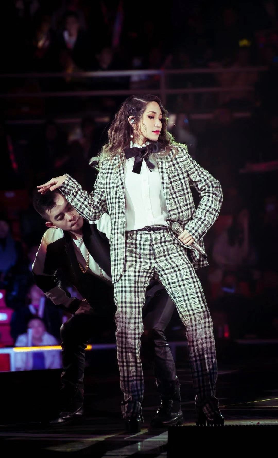 萧亚轩丰唇,42岁萧亚轩与年轻男子亲密合影