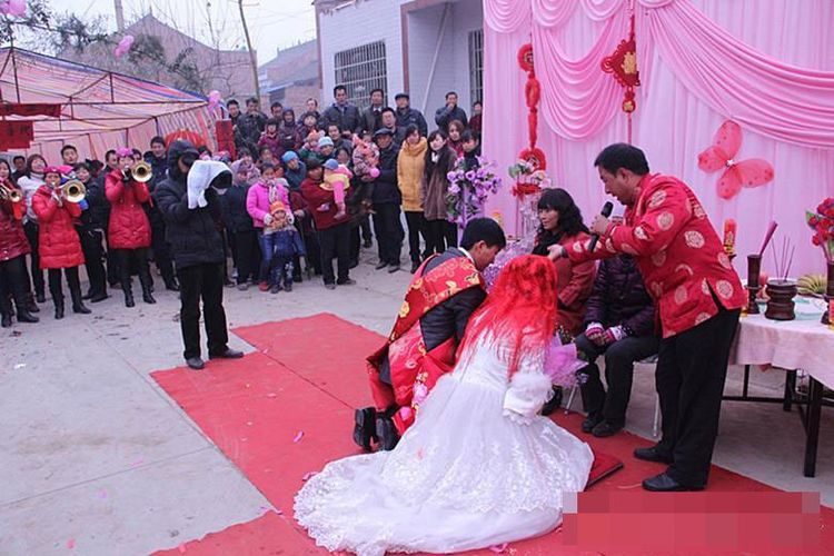 妻子刚去世丈夫又再婚掀开盖头,丈夫去世后在婚前接到了一个电话