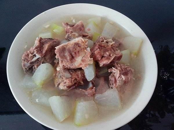 炖排骨时什么时候放油,排骨萝卜汤先放盐还是后放盐