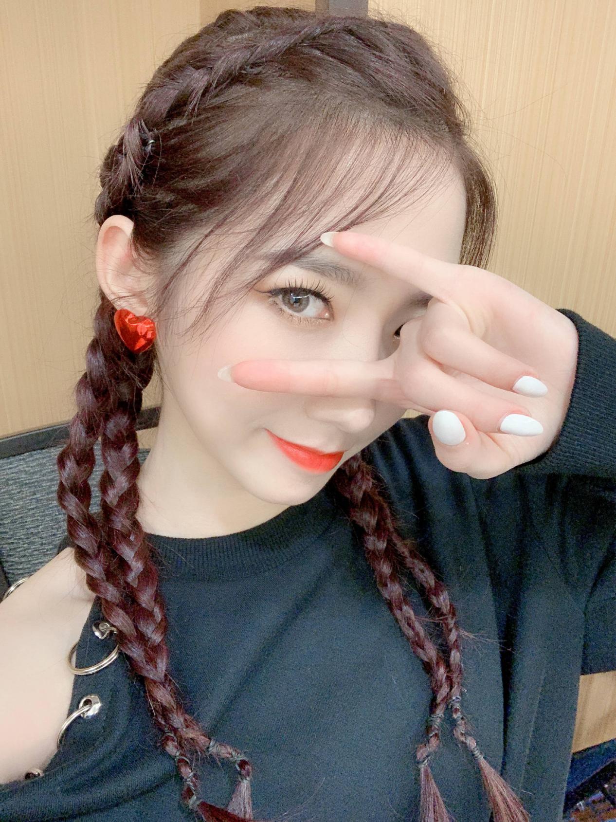 女生披头散发不显脸大的发型,今年流行哪三种发型减龄又显小