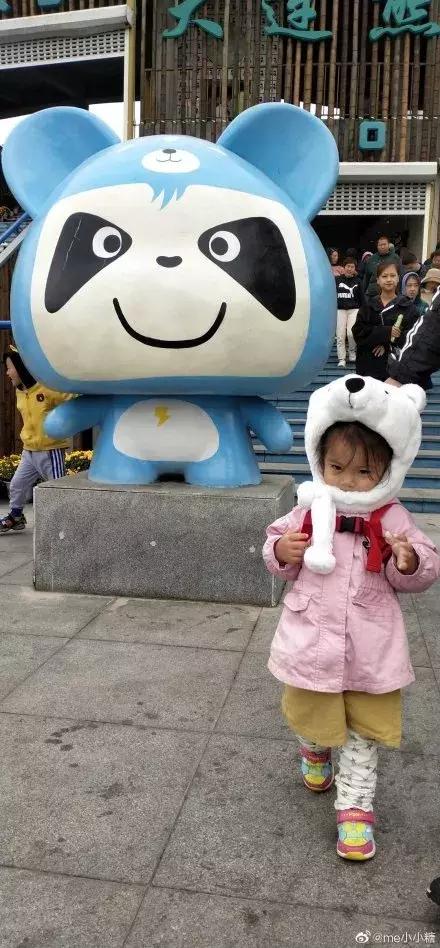 棉被护体!浴巾裹头!冷空气发飙,游客使出抗冻奇招:再冷我们都要玩