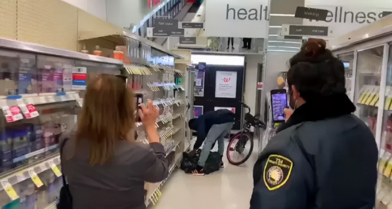 最近去美国小心!过境被罚$5700,80人武装抢商场,铁锤帮暴砸珠宝店