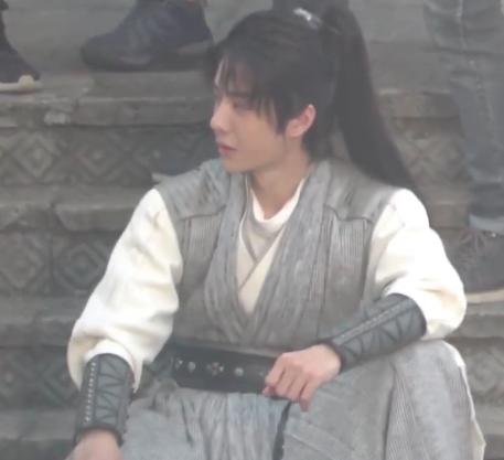 王一博看着小酒坛舔嘴唇，与赵丽颖气氛紧张，在拍“冷战戏”？