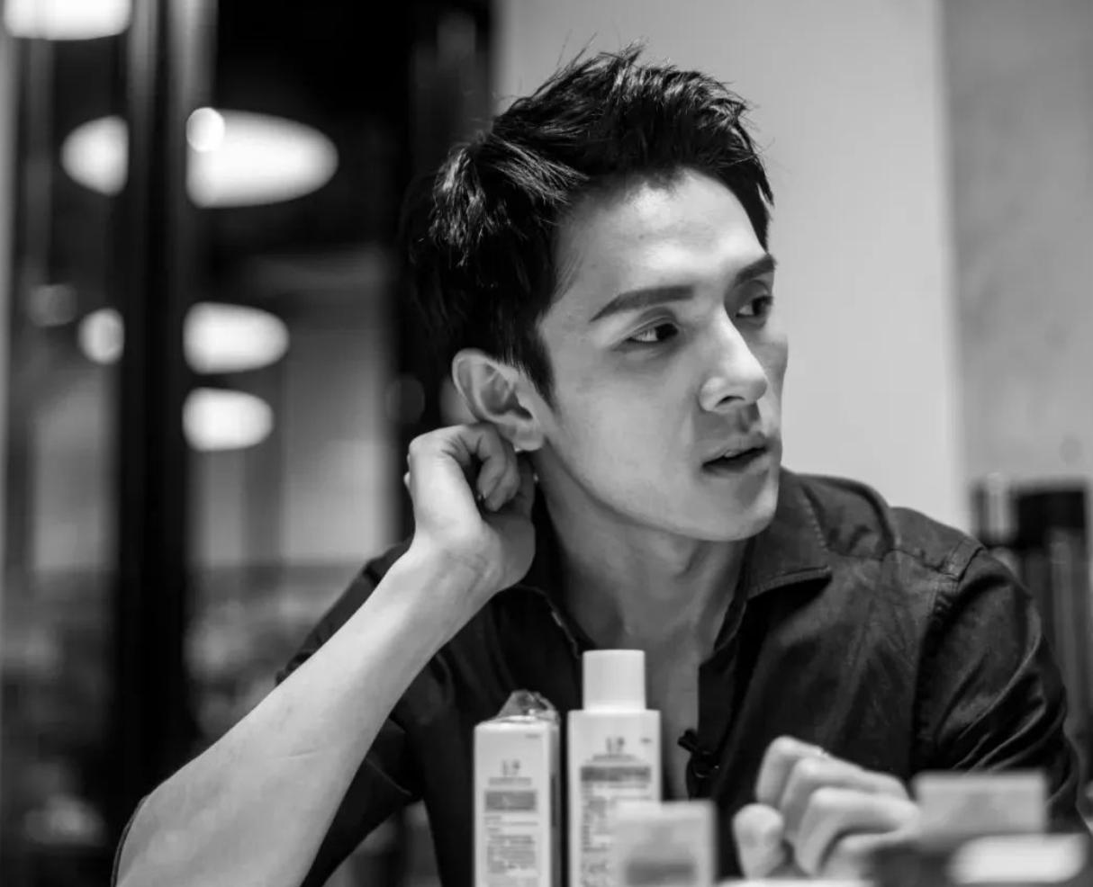 湖南小伙直播卖口红暴富：从月薪三千到花1.3亿买豪宅，凭啥？