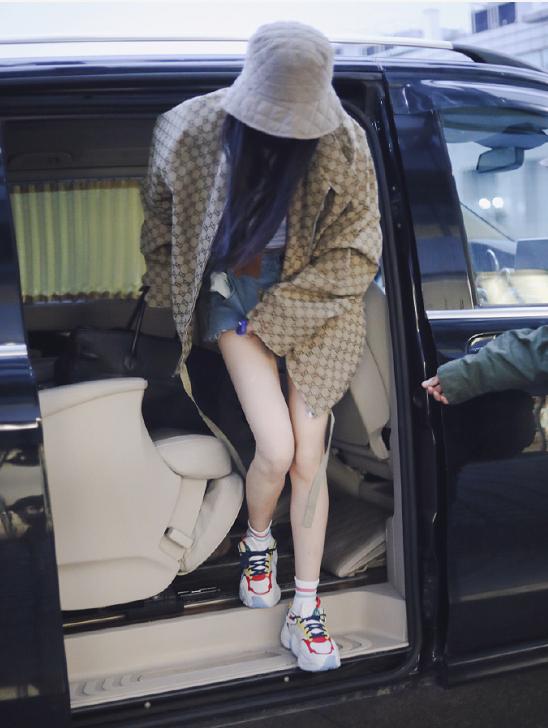 杨幂“超模腿”生图真绝了！小腿大腿竟然一般粗，简直瘦得太夸张