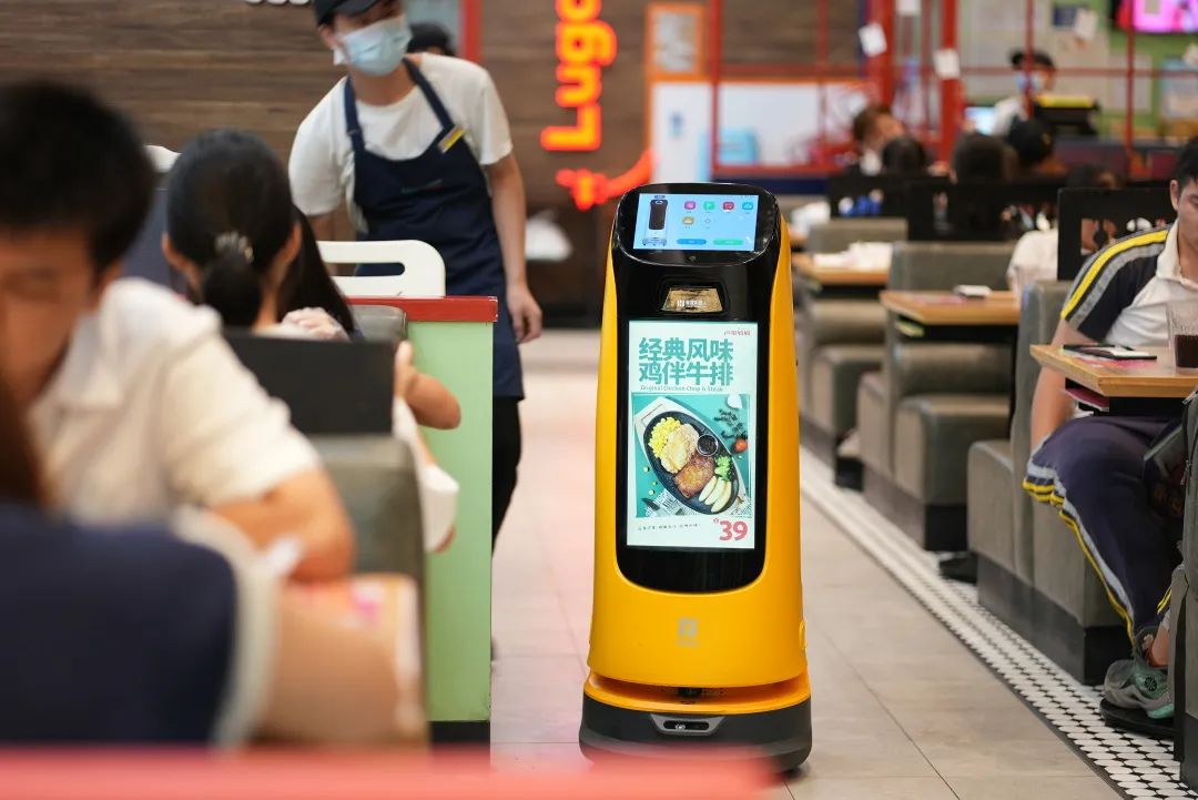 普渡机器人“葫芦”入驻卢家妈妈，共同筑建智慧餐饮