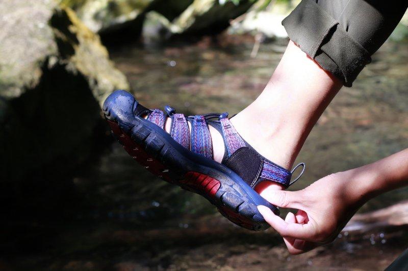 keen2018年湖水蓝凉鞋,户外防水透气凉鞋