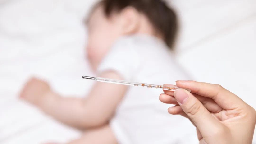 宝宝退烧药是喝美林还是喝泰诺林,孩子发热到38了要吃退烧药吗