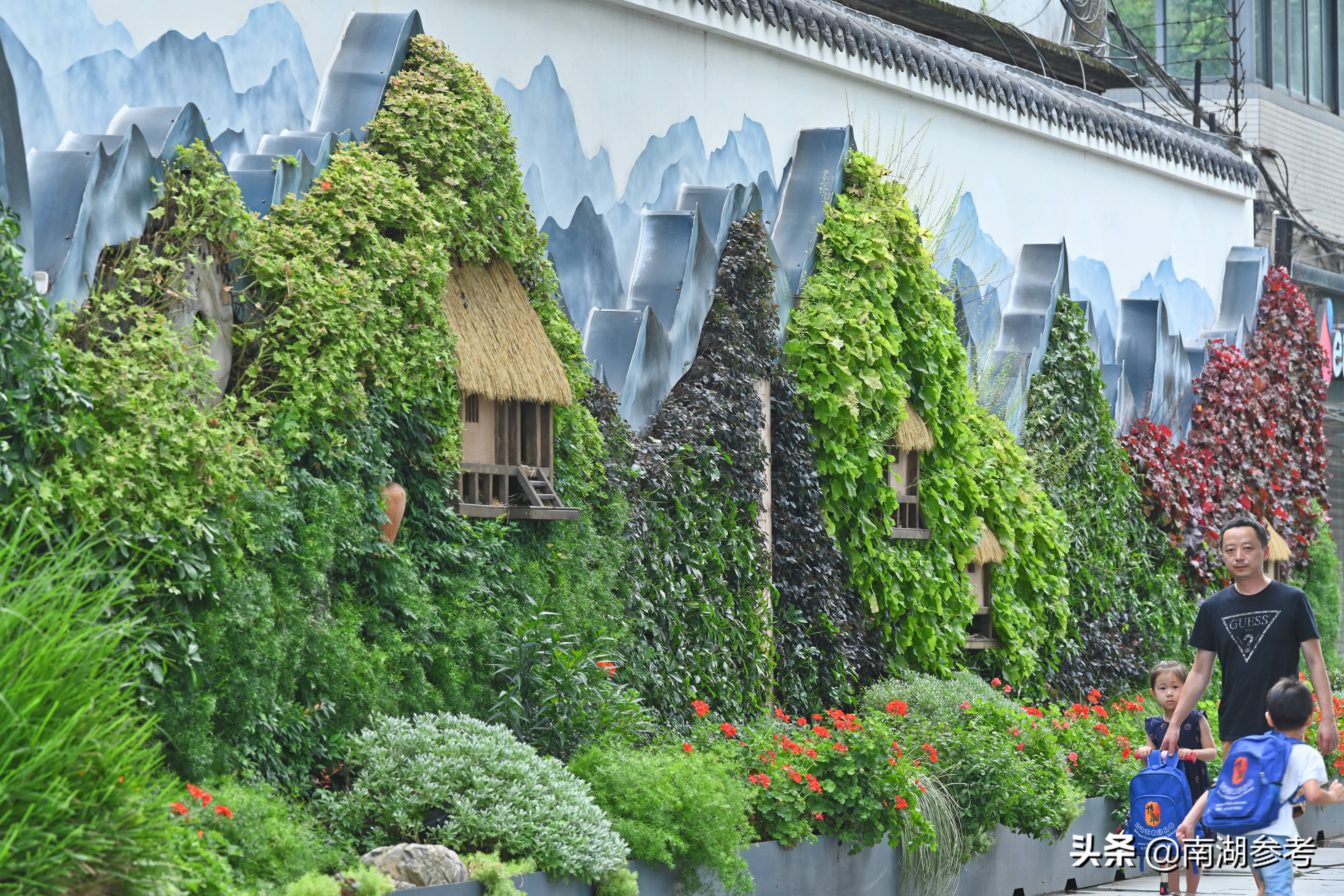 成都街头现3D木屋陶器玉璧墙绘风景“破”墙而出如画卷