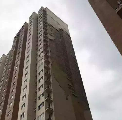 小区墙皮脱落怎么处理,墙皮掉沙子如何要求赔偿