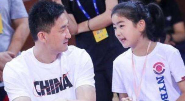 姚明的女儿9岁竟然就有1米71了,媒体姚明12岁女儿身高近1米9