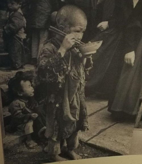 鲁迅玩伴闰土：57岁病逝后，留下5子，如今后代完成华丽转变