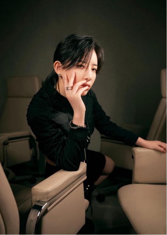 李斯丹妮的机车造型是真的辣，露腰又露腿，身材好果然敢穿