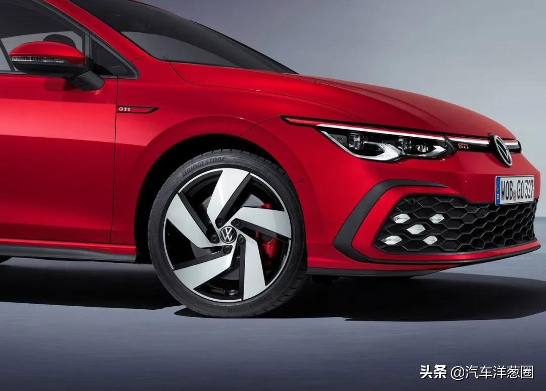 宝马发布全新车标,宝马蓝天白云标改黑白标