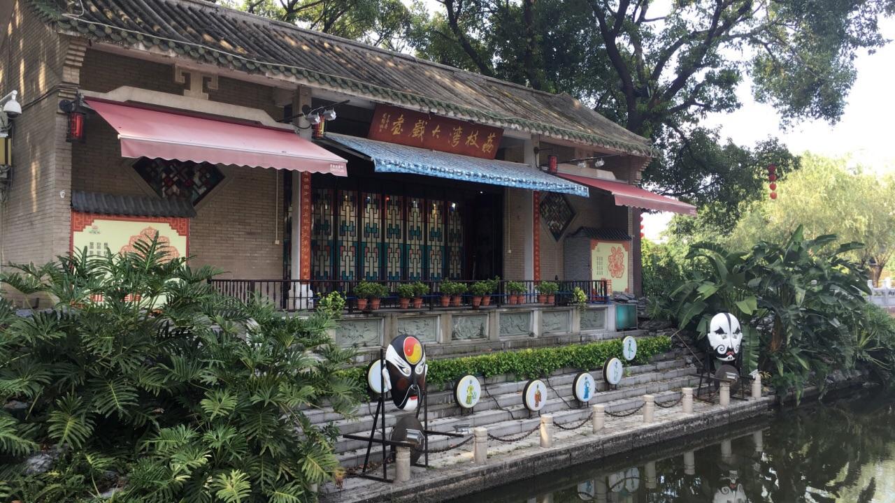 一池荷叶碧两岸荔枝红的意思,一湾湖水绿两岸荔枝红