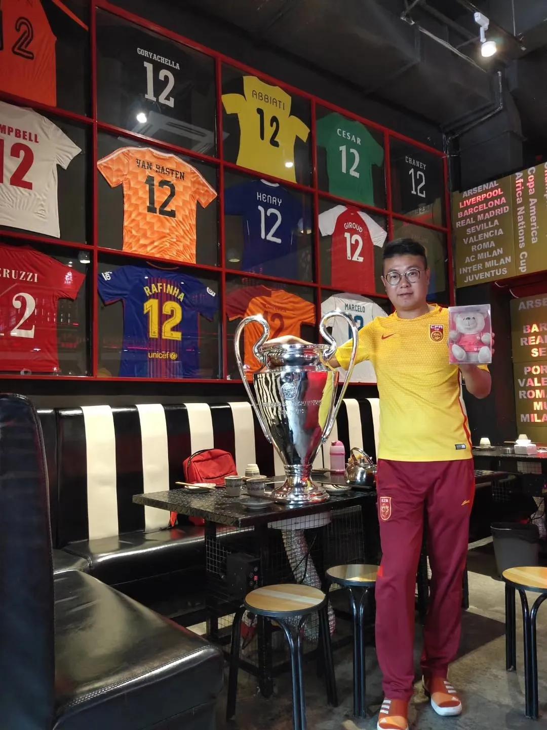 你想不到的倒闭方式！球迷酒吧硬生生被喝垮，老板：低估了酒量