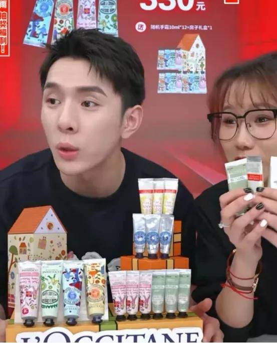 “精致穷”的年轻人养出百亿小样经济