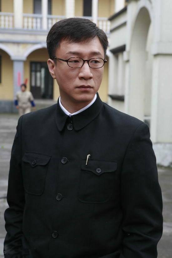 潜伏首播是哪一年,潜伏电视剧中真正的逃犯是谁