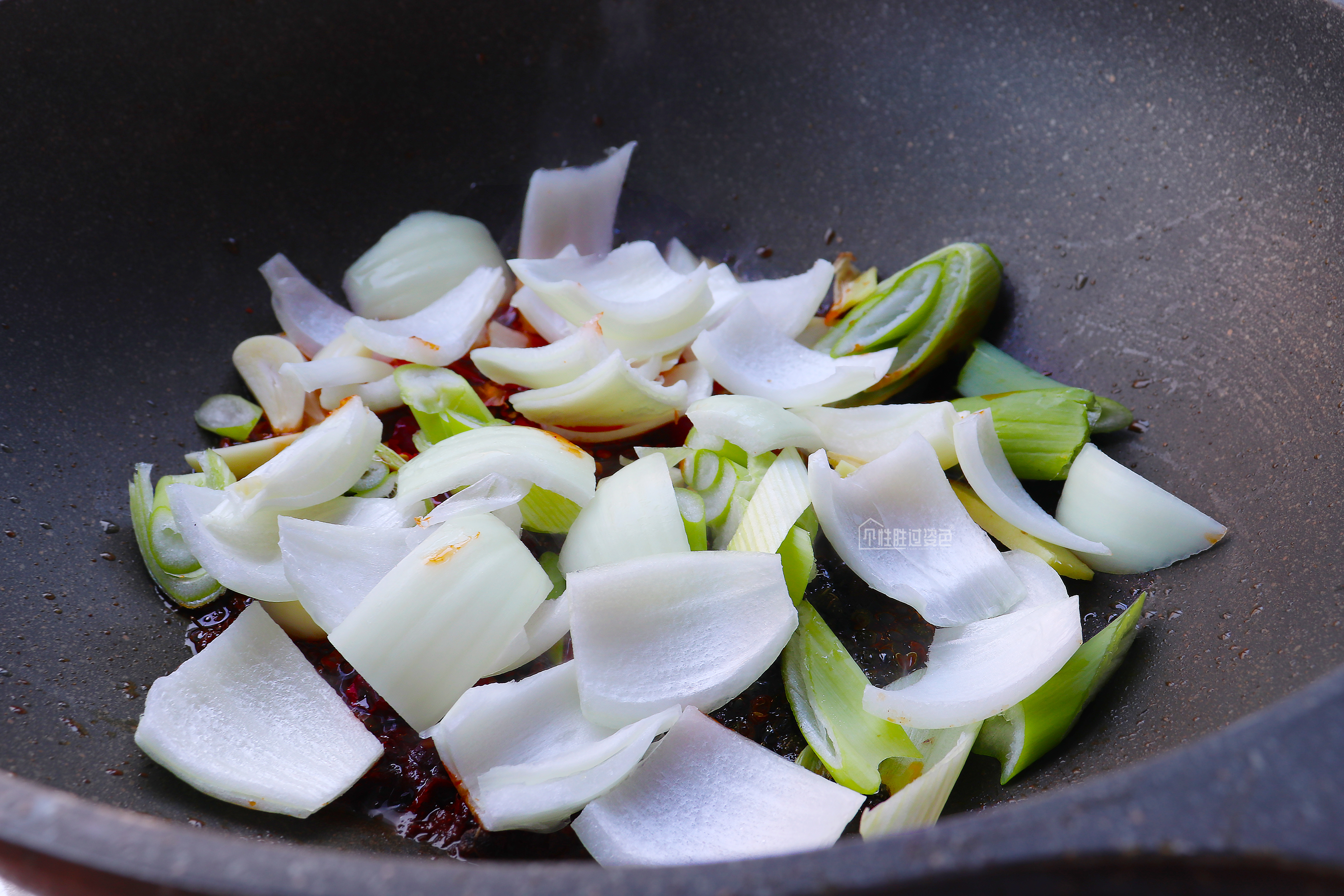 剥皮香辣虾不用炸的做法,这道劲爆香辣虾美味又独特